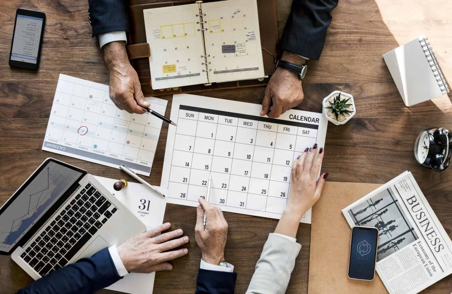Comité d'organisation d'une soirée de fin d'année posant ses questions à un prestataire événementiel avant de signer Comité d'organisation d'une soirée de fin d'année posant ses questions à un prestataire événementiel avant de signer