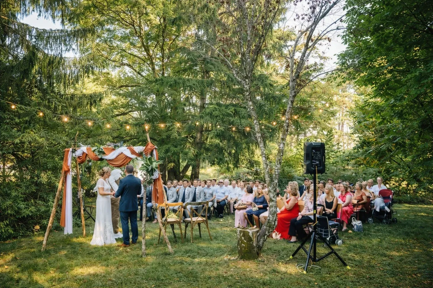 Déroulé d'une soirée de mariage : le DJ enchaîne les temps forts devant la piste de danse illuminée Déroulé d'une soirée de mariage : le DJ enchaîne les temps forts devant la piste de danse illuminée