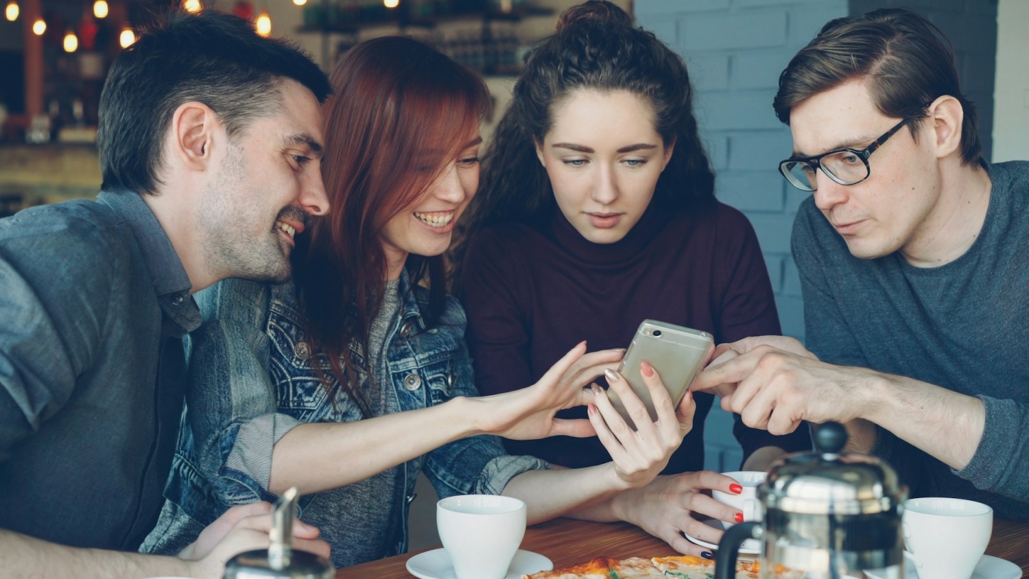 Amis jouant à un blind test sur smartphone sans buzzer Amis jouant à un blind test sur smartphone sans buzzer