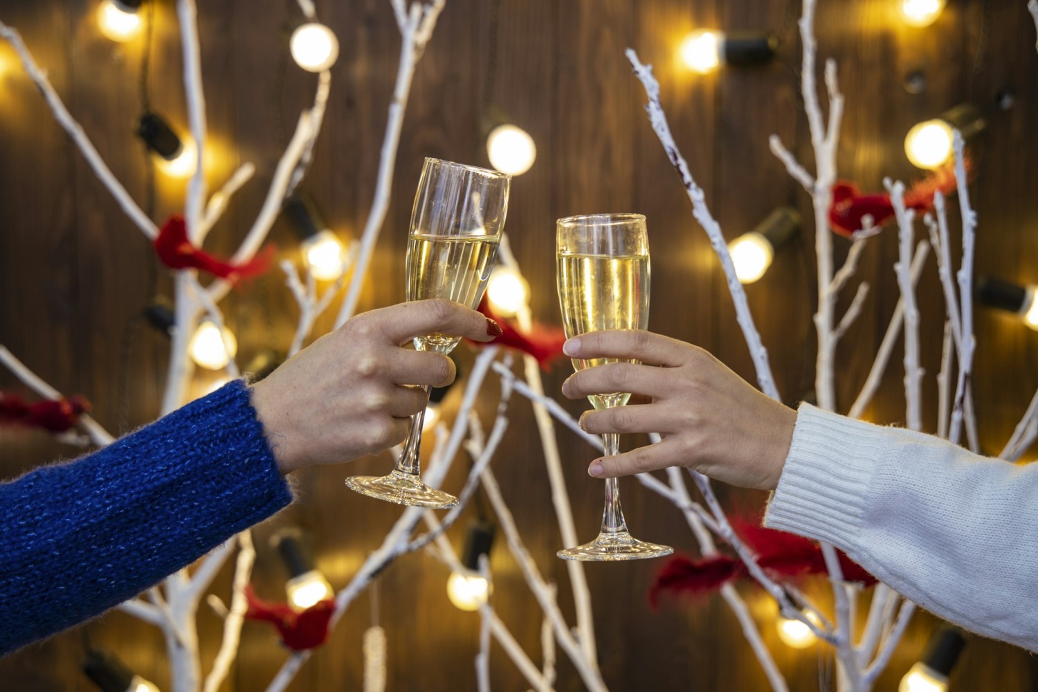 Toast au champagne sous les lumières de Noël en soirée d’entreprise Toast au champagne sous les lumières de Noël en soirée d’entreprise